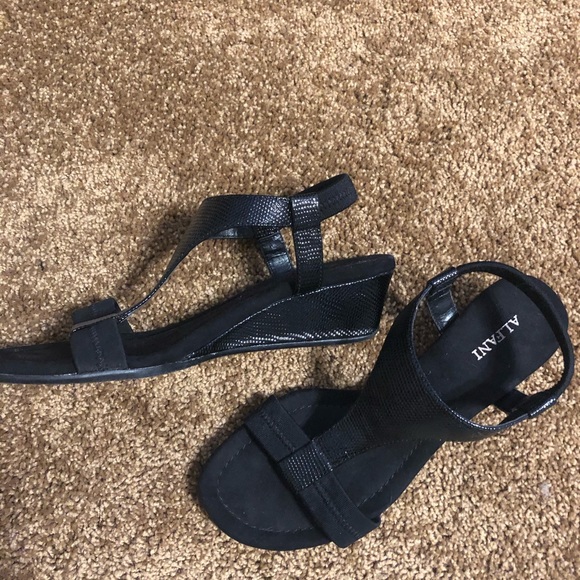 Black 1.5” platform sandal heels - Picture 3 of 3